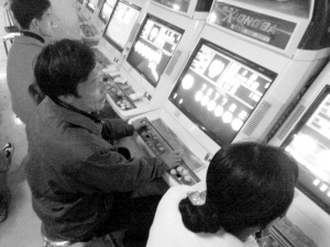 17岁男孩玩赌博机输光两万元(图)