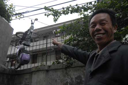 窃贼翻墙盗车被发现后逃跑被盗车悬空中(图)