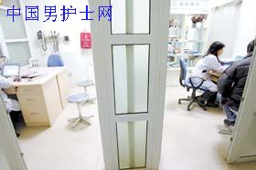 昨天,记者来到朝阳区某社区医院。与大医院的人满为患相比,该医院的就诊环境显得颇为宽松。