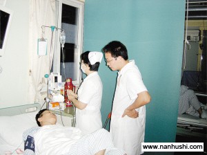 国际护士节:重症室男护士 也细心更坚韧