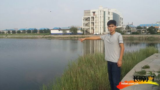 马春萌在事发地为记者介绍情况。李曼 摄