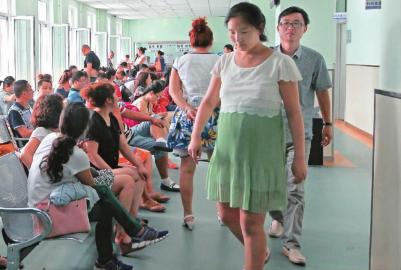 吉林大学第二医院妇产科内人满为患 本报记者 白石 摄